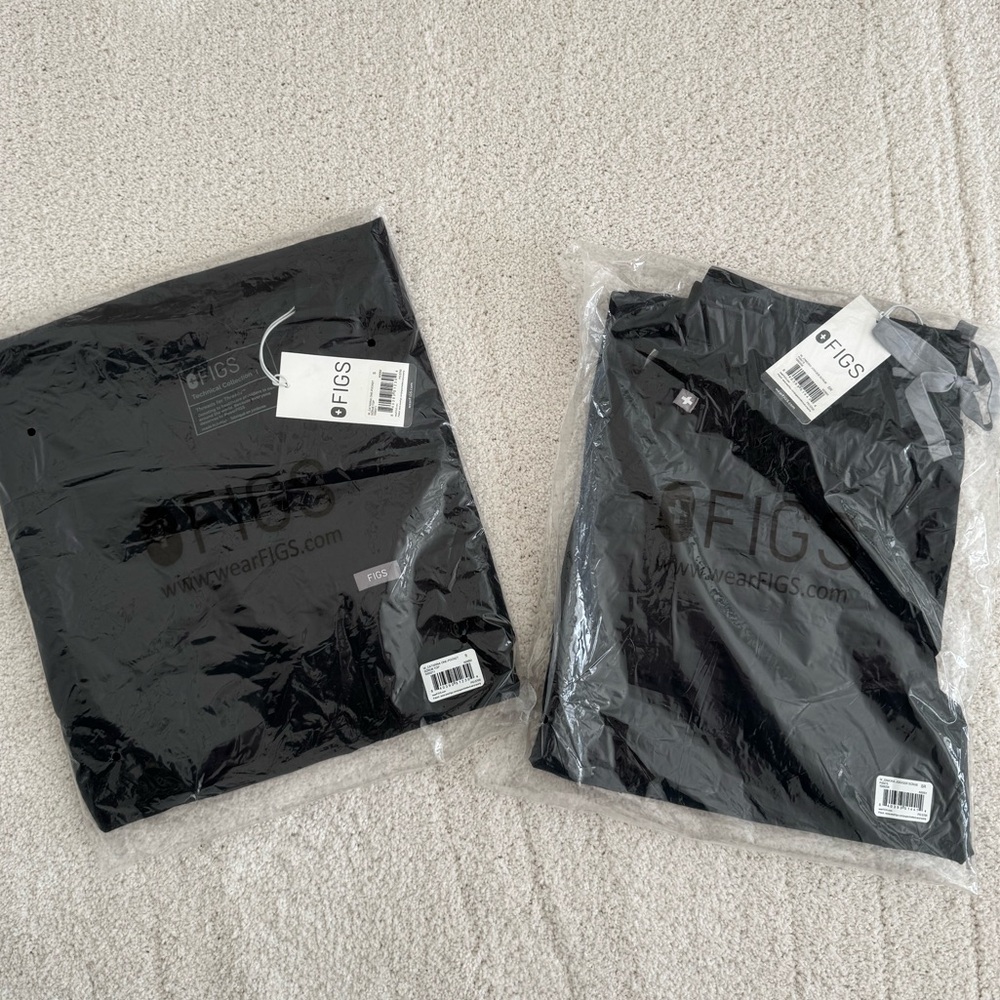 FIGS Black Scrub Set